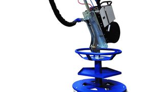 Der neue Balancer EQU22 von Engmar macht es möglich, das Schlauchpaket von Schweißbrennern hängend zu montieren. Das entlastet den Bediener bei der Handhabung des Schweißsystems. (Engmar)