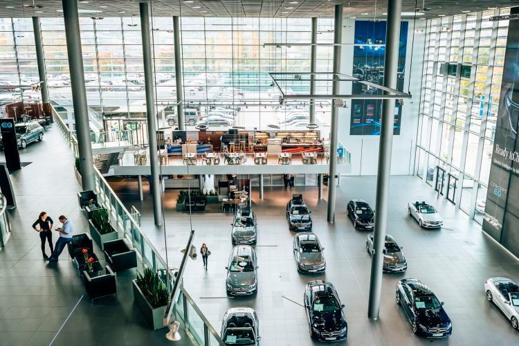 Auf einer Verkaufsfläche von 9.500 Quadratmetren präsentiert die Niederlassung die komplette Produktpalette von Daimler. (Daimler)