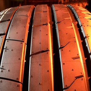 Mit seinem enorm stabilen Profil ohne durchgehende Querrillen dürfte der Sport-Contact 7 dafür gerüstet sein.(Bild:  Rosenow/»kfz-betrieb«)