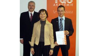Referent Dieter Börner, Geschäftsführerin der TQU Akademie  Gudrun Jürß und Absolvent Philipp Schäble von AWW  mit dem Zertifikat TQM-Manager Automobil (v.l.). Bild: TQU Akademie (Archiv: Vogel Business Media)