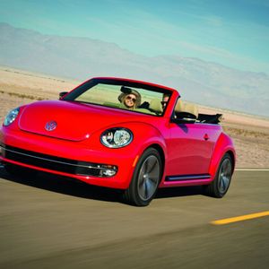 Nach der 2011 vorgestellten zweiten Generation des Beetle Coupé folgt nun die offene Version. Breiter, länger und flacher als der Vorgänger stellt sich das VW Beetle Cabriolet in den Fahrtwind.