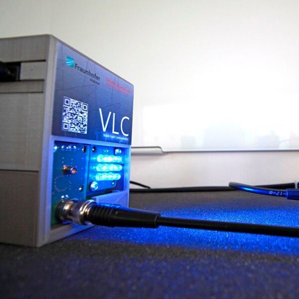 Noch liegen die VLC-Systeme als Demonstrator vor. Bereits Mitte 2021 können die finalen Systeme für die vernetzte Produktion eingesetzt werden.
 (Fraunhofer IOSB-INA )