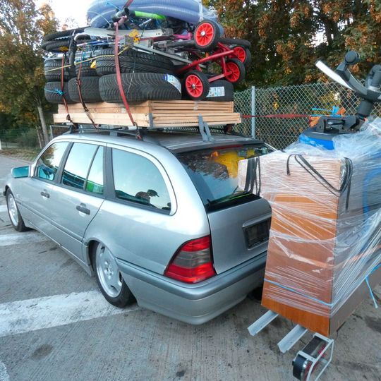 Satte 400 Kilogramm war der von der Polizei gestoppte Mercedes überladen.(Bild:  Polizeipräsidium Ludwigsburg)