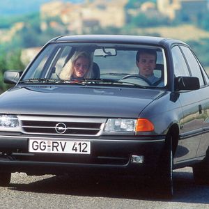 Wie auch bereits sein Vorgänger, der Kadett E basiert er auf der GM-T Plattform von 1979. Mit Einführung des Astra wurde die traditionsreiche Modellbezeichnung Kadett ersetzt. Dies geschah, weil Opel in den 90er-Jahren bei Modellwechseln alle bisherigen Modellbezeichnungen durch Kunstnamen ersetzte, die auf „a“ endeten (wie z. B. Vectra, Omega und Calibra). Durch den neuen Namen sollte ein neues, positives Markenimage aufgebaut werden. In Umfragen wurde Astra meist mit Technik und Raumfahrt assoziiert. (Bild:  Opel GmbH)