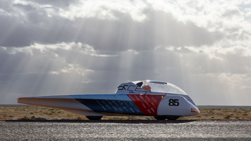 Das Chassis des Solarautos der ETH Zürich besteht aus kohlenstofffaserverstärkten und glasfaserverstärkten Polymeren. Hinzu kommt das vier Quadratmeter große Solarmodul aus einkristallinem Silizium. (Bild:  ETH Zürich)