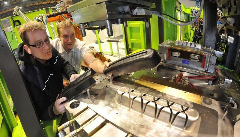 Herzstück der Fertigungszelle ist eine Vertikalmaschine mit Umform- und Spritzgießmodul. Während der Einweihungsfeier wurden damit Versuchsträger hergestellt.  (Bild: TU Chemnitz)