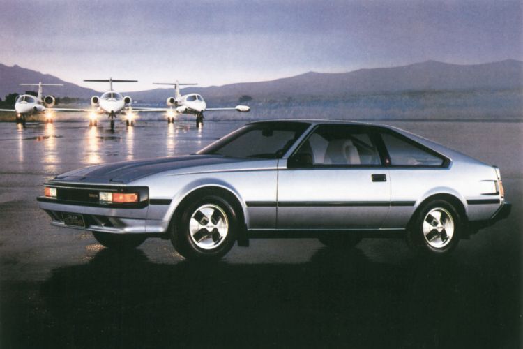 Zweite Generation: Dieses Modell wurde von 1981 bis 1985 gebaut. Auch dieses war immer noch als Derivat des Celica Liftback erkennbar, hatte aber mit den neuen 170 PS starken 2,8-Liter-6-Zylinder-Motoren einen komplett eigenständigen Antrieb. Optisch unterschied sich der Celica Supra durch die breitere B-Säule, sowie durch die anders geformte Front. (Toyota)