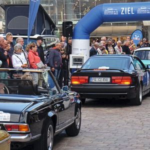 Am Ziel angekommen und von den Fans umlagert: die Fahrzeugklassiker aus acht Jahrzehnten. (Bild:  Zietz/»kfz-betrieb«)