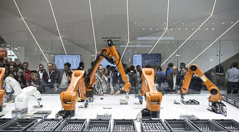 Un stand « Industrie 4.0 » où les robots Kuka attirent l'attention des visiteurs. (Foire de Hanovre)