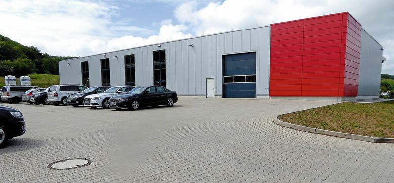 Hinter dieser futuristisch anmutenden Halle verbirgt sich eine hochkarätige Fertigung für die Blechbearbeitung; ganz nach dem Blechworxx-Slogan: „Blechbautechnik in Perfektion“. (Bild: Kuhn)