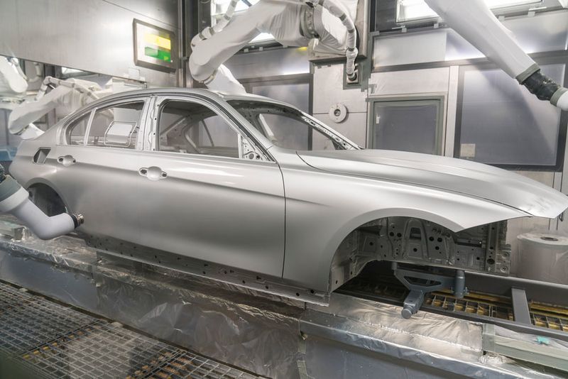 Impressionen aus der neuen Lackiererei im BMW-Werk München. (www.guenterschmied.com)