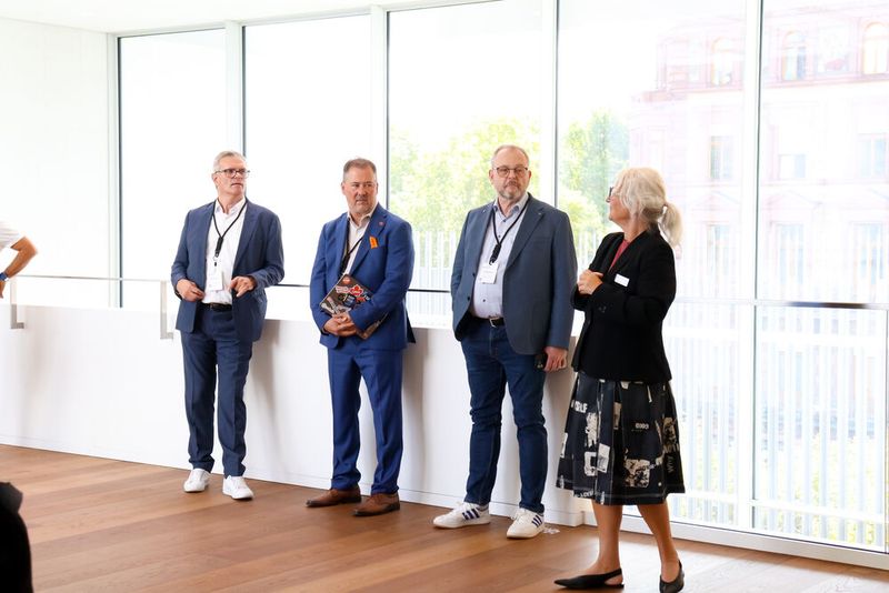 Neben Vorträgen und Networking gab es auch eine Museumsführung; hier mit (v. l.) Jörg Kaiser (TIM), Christian Fuhrmann (Everpure) und Jan Bause (Connexta). (Bild: TIM)