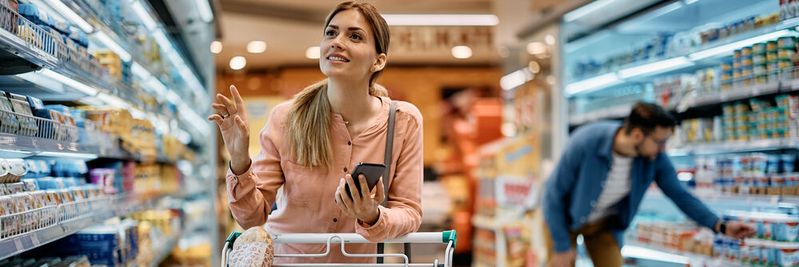 Lexmark LEAP versorgt Retail-Kunden automatisiert und geografisch abgegrenzt via Smartphone mit relevanten Werbebotschaften. Dafür können Social-Media-Kanäle oder Treueprogramm-Apps genutzt werden.(Bild:  Drazen - stock.adobe.com)