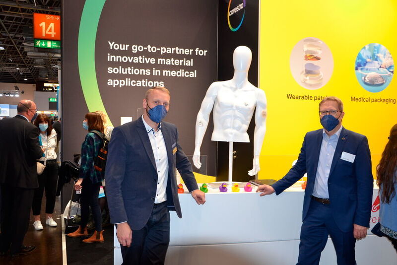 Eike Kottkamp, CEO von Accensors (l.) und Martin Hüttner, Marketing Manager Medical bei Covestro (r.) präsentierten am Stand von Covestro die gemeinsam entwickelten Smart Patches. (M. Platthaus/Vogel Communications Group)