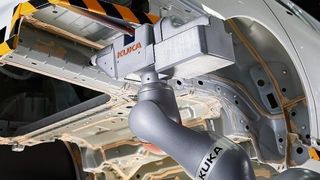 Mit einem Spezial-Endeffektor setzt der Leichtbauroboter an einer Fahrzeugkarosserie Kunststoffstopfen zum Abdichten ein. (Bild: Kuka Systems)