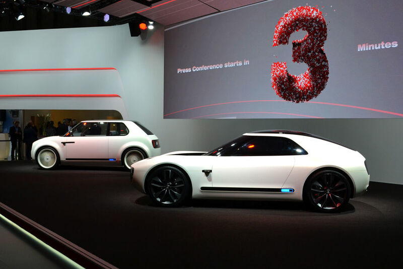 Honda hat den „Sports-EV-Concept“ (im Vordergrund) und den „Urban-EV-Concept“ dabei. (Seyerlein/»kfz-betrieb«)