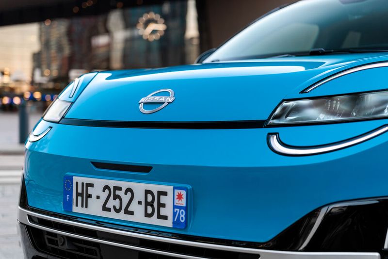 An der Front werden klassische Rundscheinwerfer angedeutet (Bild: Nissan)