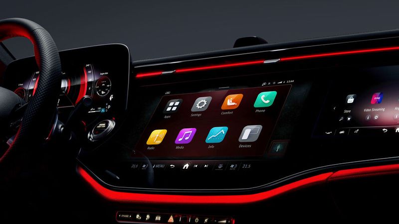 Display mit allen möglichen Funktionen: Die Navigations durchs Menü zieht Aufmerksamkeit – nicht unbedingt vereinbar mit der Pflicht zur Konzentration auf die Straße.(Bild:  Mercedes-Benz)