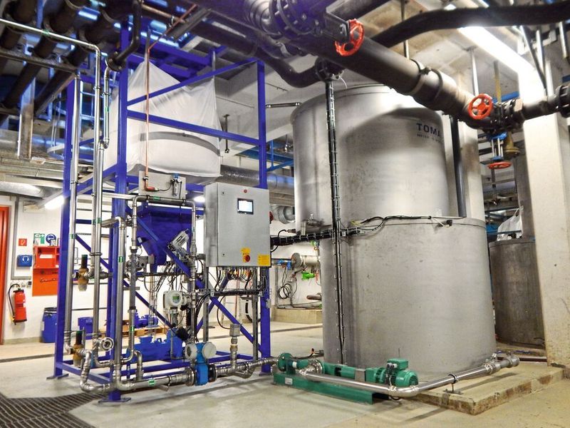 Statt Kuckucksuhr und Bollenhut: In Forchheim am Fuße des Schwarzwaldes kommt eine moderne Flockungs­mittel-Dosieranalage zum Einsatz. (Prominent)