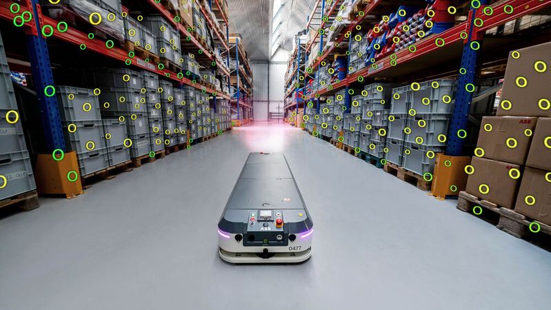 Mit der sogenannten Visual-SLAM-Technologie können Roboter eine Karte erstellen, welche AMR das Navigieren in hochkomplexen, dynamischen Umgebungen, in denen sich auch Menschen aufhalten, ermöglicht.(Bild:  paco santamria)