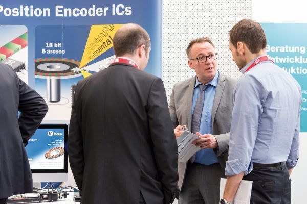 Treffpunkt der Branche: An zwei Tagen diskutieren Aussteller und Teilnehmer den Nutzen neuer und sofort einsatzbarer Technik. (Stefan Bausewein)