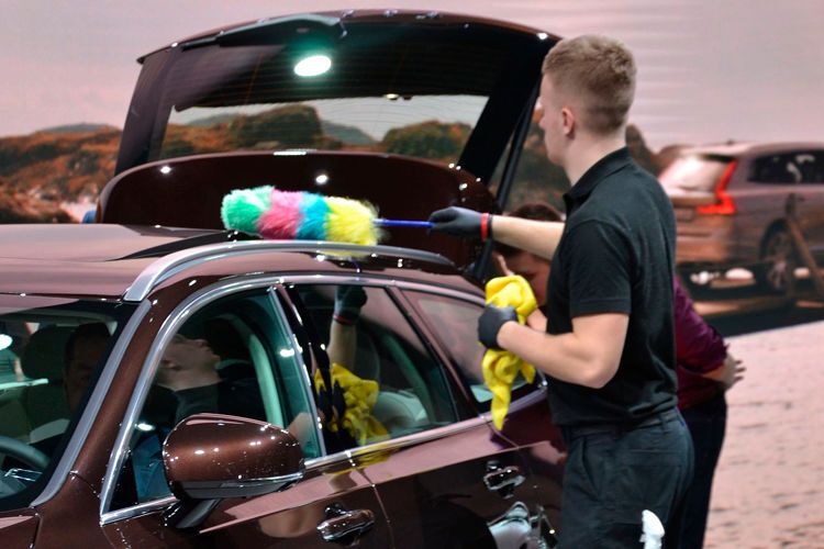 Sie gehören zu den heimlichen Stars der Messe: Die Serviceleute an den Ständen. Schließlich könnten wir Journalisten ohne sie keine schönen Bilder von den blitzeblanken Exponaten schießen. (Mauritz)