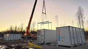 Der Raba Solarpark nutzt die "Vertex"-PV-Module von Trinasolar, die "Fixorigin"-Montagesysteme und die "Elementa 2"-BESS-Technologie. (Bild: Sunly)