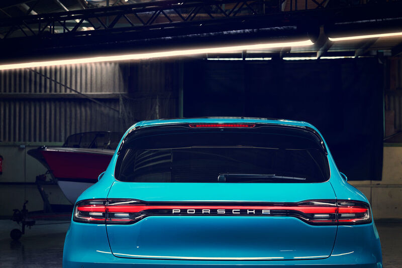 Die Neugestaltung des Hecks orientiert sich am klaren Design des Vorgängermodells. Mit dem dreiteiligen, dreidimensional ausgearbeiteten LED-Leuchtenband kommt jetzt ein charakteristisches Porsche-Designmerkmal hinzu. (Porsche)