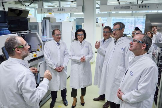 Laborrundgang im Diagnostik-Innovationszentrum in Penzberg: V.l.n.r.:  Alexander Dobrindt (Bundesinnenminister), Dorothee Bär (Bundesforschungsministerin), Dr. Thomas Schinecker (CEO der Roche-Gruppe), Dr. Markus Söder (Bayerischer Ministerpräsident) und Hubert Aiwanger (Bayerischer Wirtschaftsminister) verschafften sich bei einem Laborrundgang im Diagnostik-Innovationszentrum in Penzberg einen Einblick in hochmoderne Labore und neue automatisierte Arbeitsweisen.(Bild:  Roche)