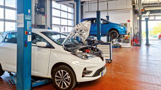 Ein normaler Anblick im Autohaus Hermann: Mehrere Elektroautos vom Typ Renault Zoe in der Werkstatt. (Bild: Michael Zimbal)