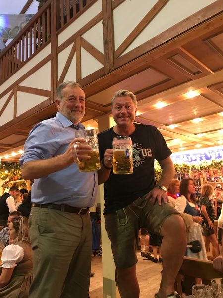 (l.) Graham Crich ,Vmware, und Alex Fürst, Rackspace, waren die ersten, die auf den Tischen tanzten. (Vogel IT-Medien)