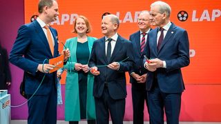 Matthias Lapp (links) präsentierte Bundeskanzler Olaf Scholz und dem norwegischen Ministerpräsidenten Jonas Gahr Støre die erste Datenleitung, die einen auf Mais basierenden Kunststoffmantel hat, der so gut ist wie Polymere aus fossilen Rohstoffen. (Bild: S. Hauenstein)