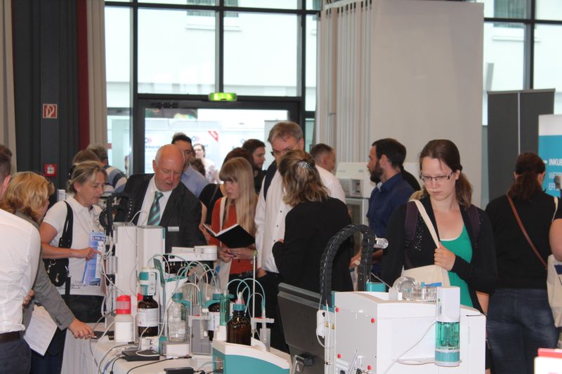 Impressionen der Lab-Supply Berlin vom 13. Juni 2019  In den Hallen des Estrel-Hotels in Berlin Neu-Kölln konnten Besucher der Lab-Supply mit den Ausstellern ins Gespräch kommen. Hier sind einige Impressionen vom Messetag sowie Besucherstimmen für Sie zusammengestellt. Die nächste Lab-Supply ist am 28. August 2019 in Dresden. Weitere Infos zu den kommenden Lab-Supply-Messen finden Sie auf www.lab-supply.info.   Lese-Empfehlung: Nachbericht zum erfolgreichen Auftakt der Lab-Supply in Wien. (Bild: LABORPRAXIS, C. Lüttmann)