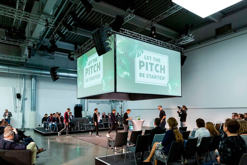 Höhepunkt am Nachmittag war wieder der Pitch der fünf Teams, die innerhalb von 24 Stunden neue Ideen für das Gebrauchtwagengeschäft entwickelt haben.  (Bild: Stefan Bausewein)
