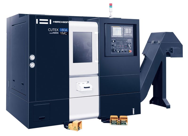 Eine besonders hohe Produktivität zeichnet die neue Kompakt-Drehmaschine CUTEX-180 von Hwacheon aus. Das Y-Achsen-Modell ver-fügt mit ±55 mm über den größten Verfahrweg seiner Klasse und bietet damit positive Auswirkungen auf Bearbeitungsleistung und Produktivität. (Hwacheon)