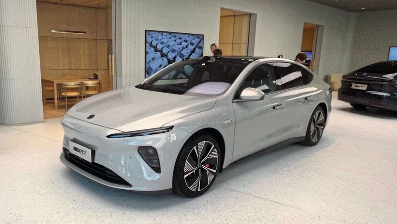 Die Kfz-Branche erwartet überwiegend, dass sich chinesische Automarken (im Bild: der Nio ET7) langfristig in Deutschland etablieren.(Bild:  Grimm - VCG)