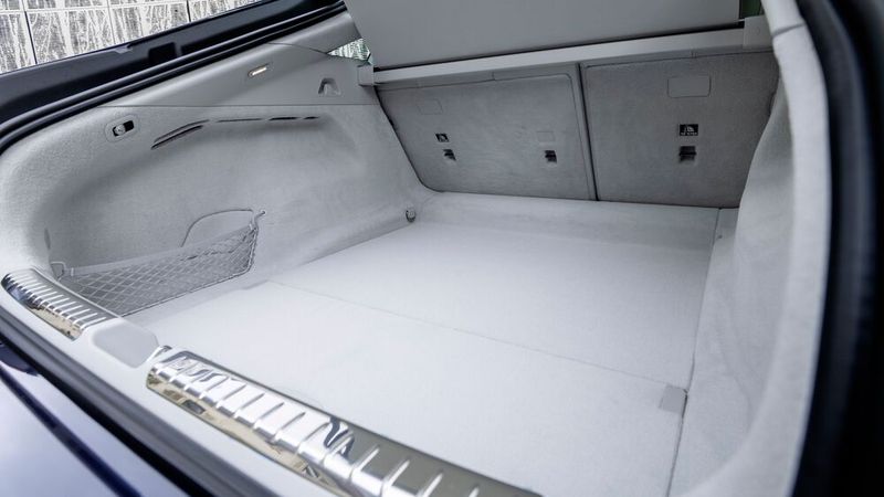 Hinter den Rücksitzen befindet sich ein 610 Liter fassender Gepäckraum, der über eine große Heckklappe zugänglich ist und bei umgelegter Rückbank auf 1770 Liter wächst. (Bild: Ampnet)