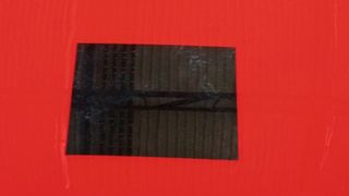 In 15 min kann eine direkt lackierbare, Class-A-fähige CFK-Motorhaube entstehen. Hier ein nur zum Teil deckend lackiertes Exemplar mit Blickmöglichkeit auf die CFK-Struktur. (Bild: IKV)