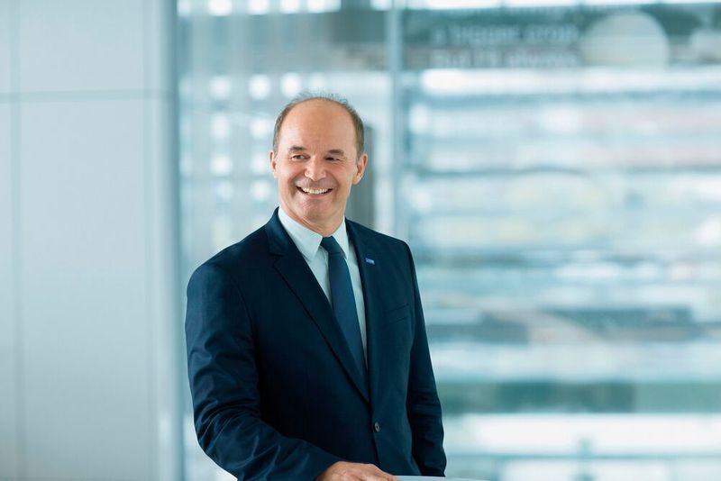  „Wir wollen unser Portfolio gezielt schärfen und unsere Kapitalallokation deutlicher auf Wachstums-Arbeitsgebiete ausrichten“, so Martin Brudermüller. „Mit dieser neuen BASF-Segmentstruktur schaffen wir eine höhere Transparenz über die Aussteuerung unserer Geschäftsaktivitäten, die Bedeutung von Wertschöpfungsketten und die Rolle unseres Verbunds.“ (BASF)