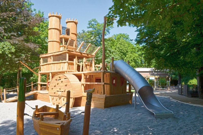 In Aufenthaltsbereichen für Besucher setzen viele Zoos auf Edelstahl Rostfrei – wie hier als Rutsche auf einem Spielplatz im Zoo Leipzig. (Bild: Ziegle Spielplätze von A-Z Freizeitanlagen e. K.)