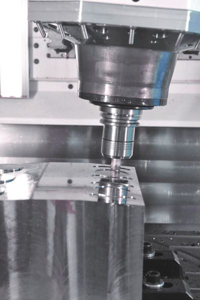 Hochdynamische Vorschubachsen in Werkzeugmaschinen sind ein typisches Einsatzgebiet für Metallbalgkupplungen. (Bild: KBK)