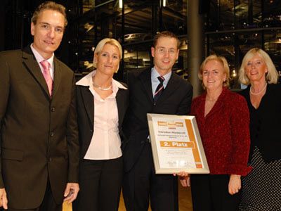 Preisträger Christian Hackerott mit Freundin und Mutter sowie Wolfgang Michel und Marin Johl (Archiv: Vogel Business Media)