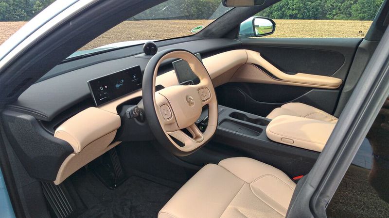 Das Cockpit ist hochwertig und stark reduziert. Die einzigen Taster sind die „P“-Taste zum Parken und die Taster der Fensterheber. Außerdem die Steuertasten am Lenkrad. Materialqualität und Verarbeitung sind sehr gut. (Bild: Thomas Günnel/Automobil Industrie)