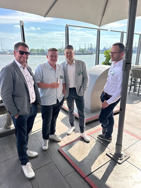 Wichtige Gespräche sind an der frischen Luft effektiver (v. l.) Robert Perenz (ACER), Johannes Unger (JB Vertrieb), Tobias Rönnebeck und Steffen Deraix (ACER) (Bild: Vogel IT-Medien)