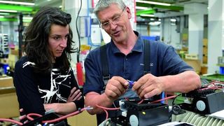 Unternehmenssprache bei Ziehl-Abegg ist Deutsch. Deshalb arbeitet die Spanierin an ihrer Grammatik und Aussprache. (Bild: Ziehl-Abegg)