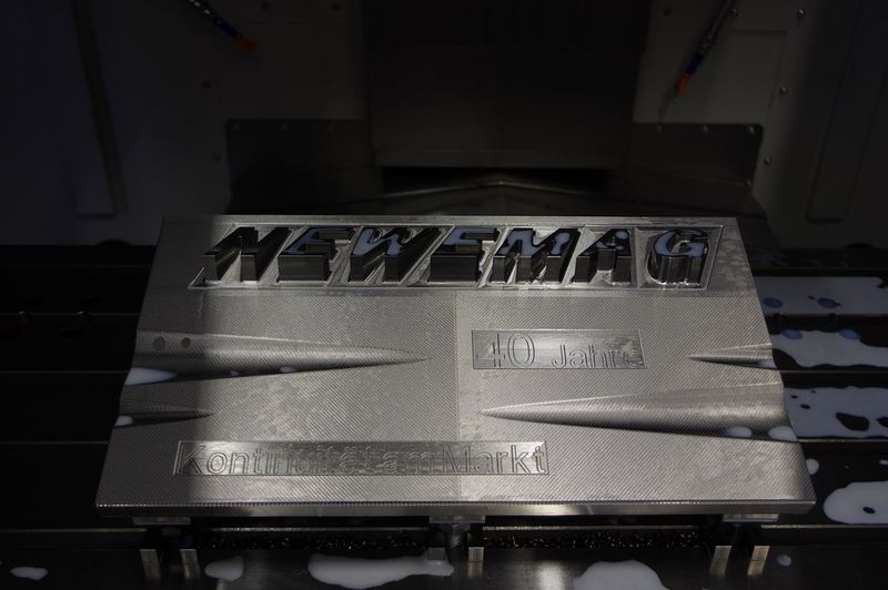 Cette magnifique plaque commémorative pour les 40 ans de Newemag a été usinée sur le centre d'usinage Microcut V-30 de son nouveau partenaire Buffalo Machinery. (Image: MSM)