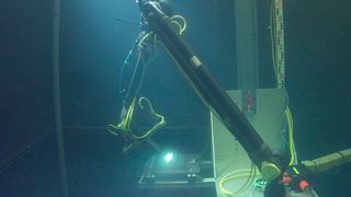 Präziser und hochwertiger! Was man hier in Aktion sieht, ist eine KI-gestützte Möglichkeit für das Schweißen an Anlagen und Einrichtungen unter Wasser. So soll etwa der Fachkräftemangel ausgeglichen werden. Lesen Sie hier, wie man sich das vorzustellen hat ... (Bild: DFKI)