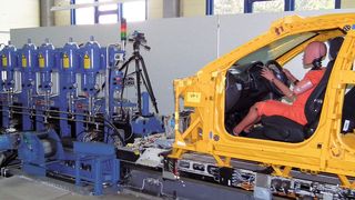 Wegen der Größe der Halle mit der Crash-Simulationsanlage bei Continental Safety Engineering International in Alzenau ist ein ausgeklügeltes Safety-Konzept erforderlich, das mit Unterstützung und Komponenten von Leuze electronic realisiert wurde. (Continental Safety Engineering International)
