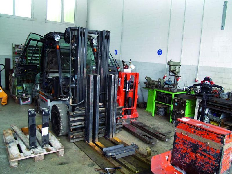 Gabelstapler kommen nur selten direkt in die Werkstatthalle. Den Hauptteil repariert das Servicepersonal gleich vor Ort. (Archiv: Vogel Business Media)