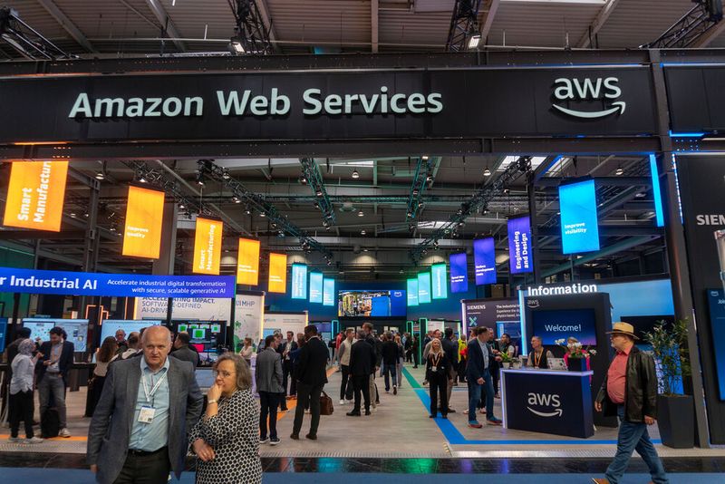 Amazon Web Services hat auf seiner Cloud-Plattform nach eigenen Angaben inzwischen über 240 funktionsfähige Services im Angebot. Diese decken Bereiche wie Computing, Speicher, Datenbanken, maschinelles Lernen und das IoT ab. Die Lösung AWS IoT TwinMaker ermögliche zum Beispiel die einfache Erstellung digitaler Zwillinge realer Systeme wie Gebäude und Produktionslinien. Unternehmen sollen so den Betrieb optimieren und die Produktionsleistung steigern können, indem sie vorhandene Daten nutzen und virtuelle Darstellungen physischer Umgebungen erstellen. (Bild: Vogel Communications Group)